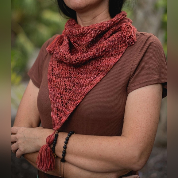 Knitterlands Accessories - Handknitted Cowlkerchief with Tessels